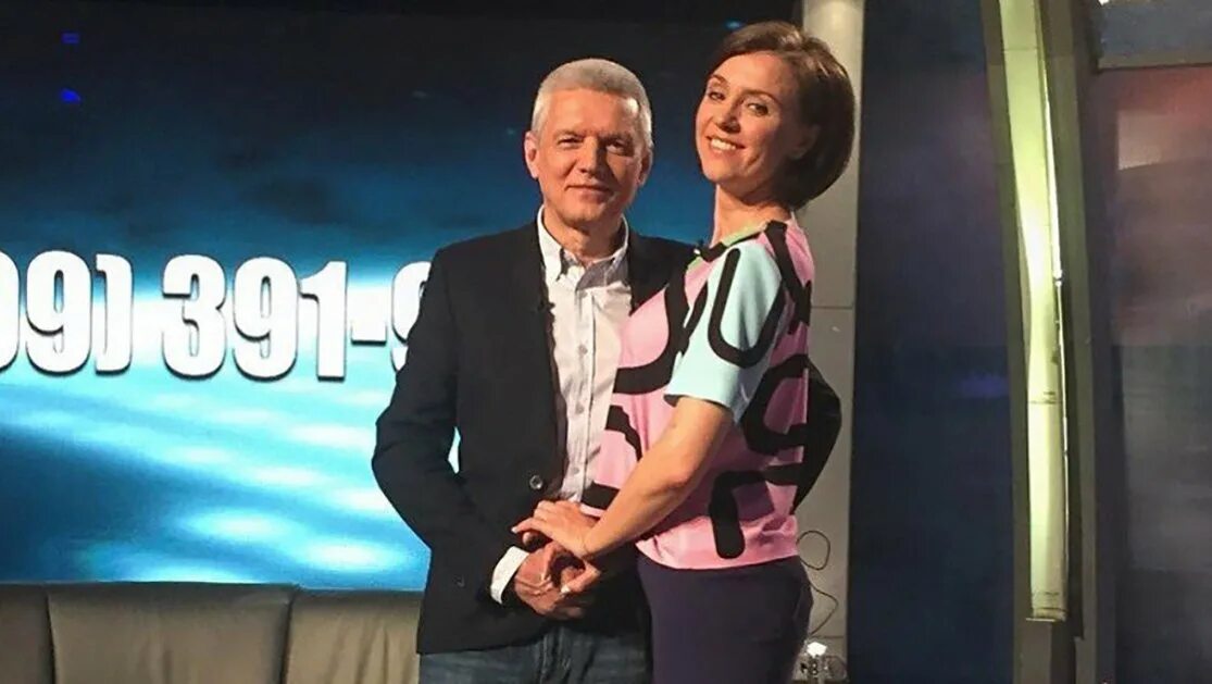 Когда выйдет передача жди меня в 2025. Жди меня александр галибин ксения алферова. ведущий жди меня. жди меня передача. жди меня телепередача ведущие.