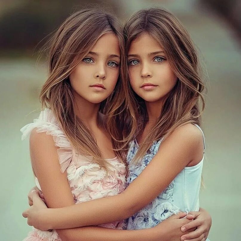 Эросессия двух девушек. Девушка смеется. Красивые подружки. Подружки. Две девушки.