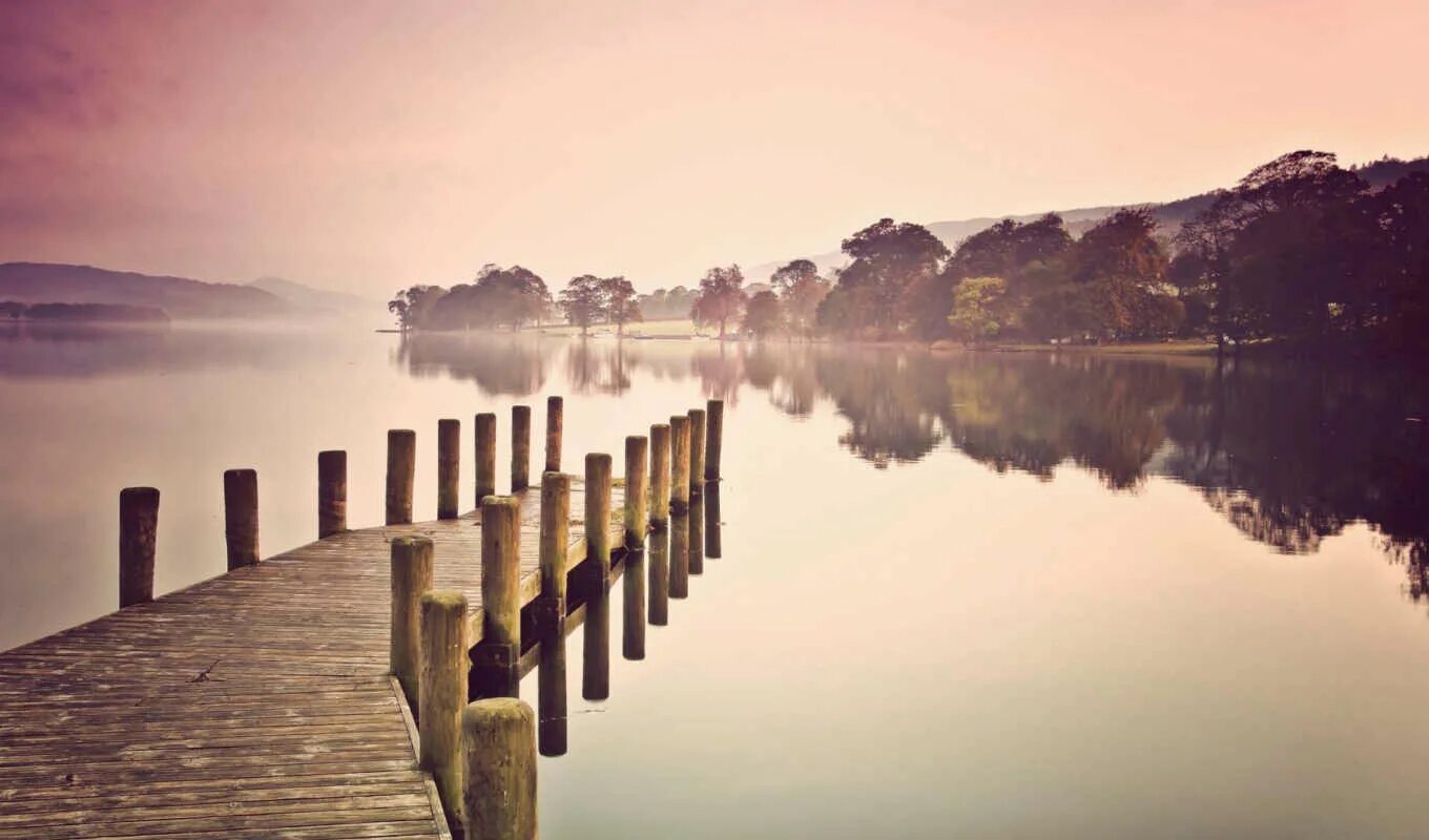 на высоком тоне. фиолетовое озеро. фиолетовый пейзаж. на высоком тоне. фиолетовое небо.