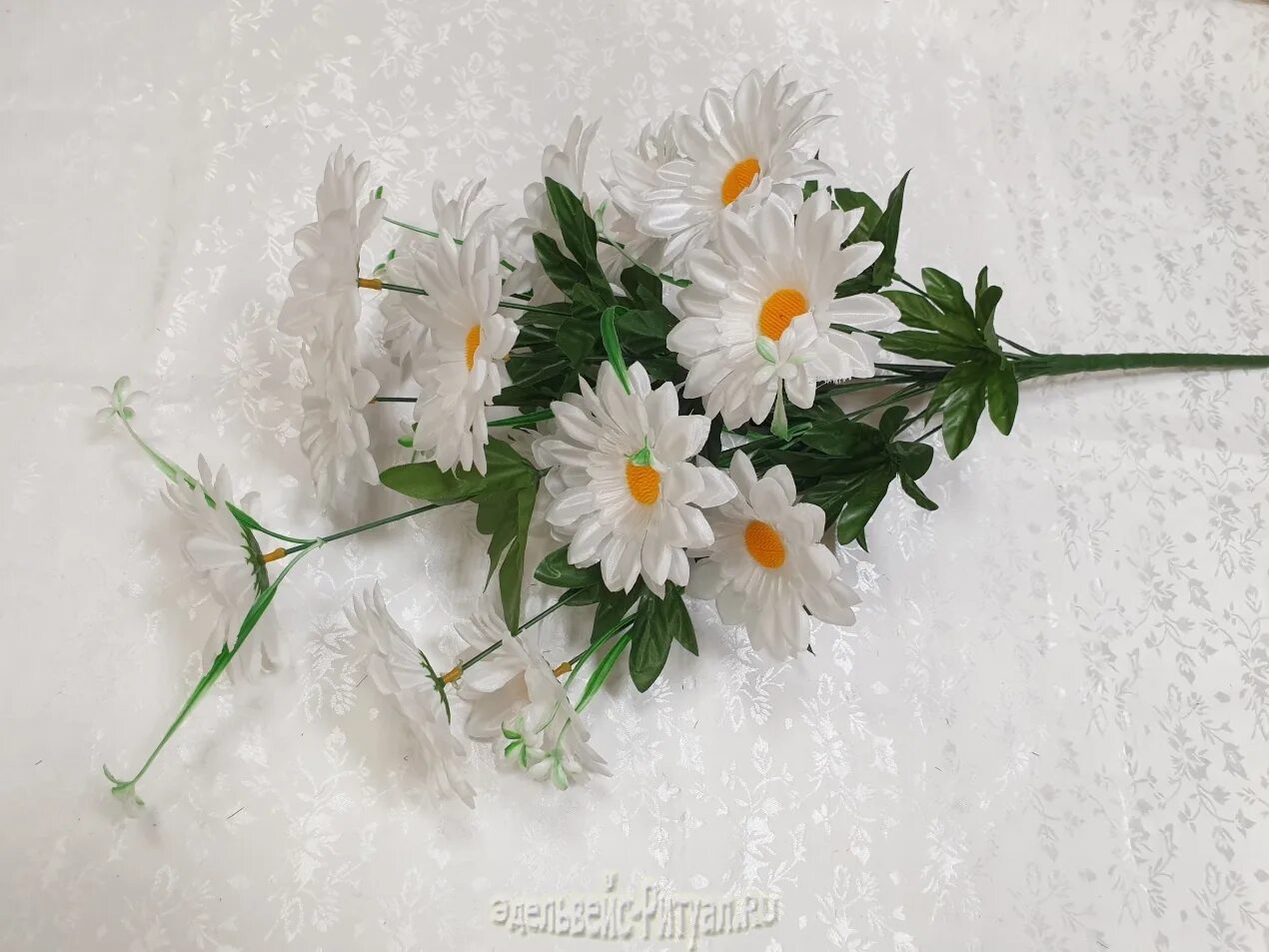 букет ромашек из полимерной глины. поделка ромашка. свадебный букет из ромашек. сделать букет ромашек. цветы из бумаги ромашки.