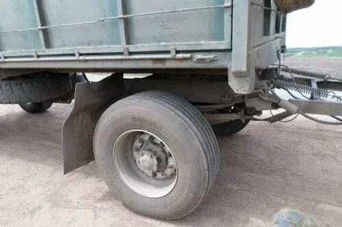 Ось прицепа камаз. Ось прицепа л1. Прицеп сзап 8357. Прицеп бортовой сзап 8350. Евро ступицы на прицеп камаз.