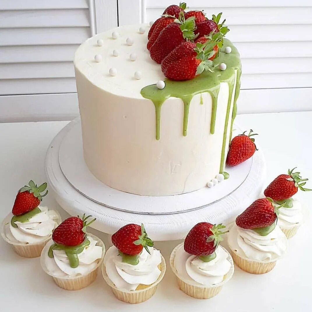 Торт розовый крем чиз. Украшение торта фруктами и сладостями. Торт молочная девочка с пломбирным. Радужный муссовый торт. Украсить торт кремом чиз.