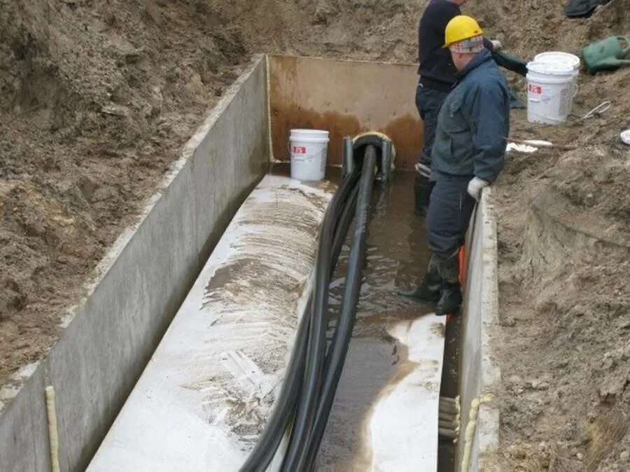 Прокладка сетей канализации вчшг 200 траншея. Траншея для прокладки кабеля 10кв. Технология укладки кабеля. Прокладка эл. Глубина прокладки кабеля 0.