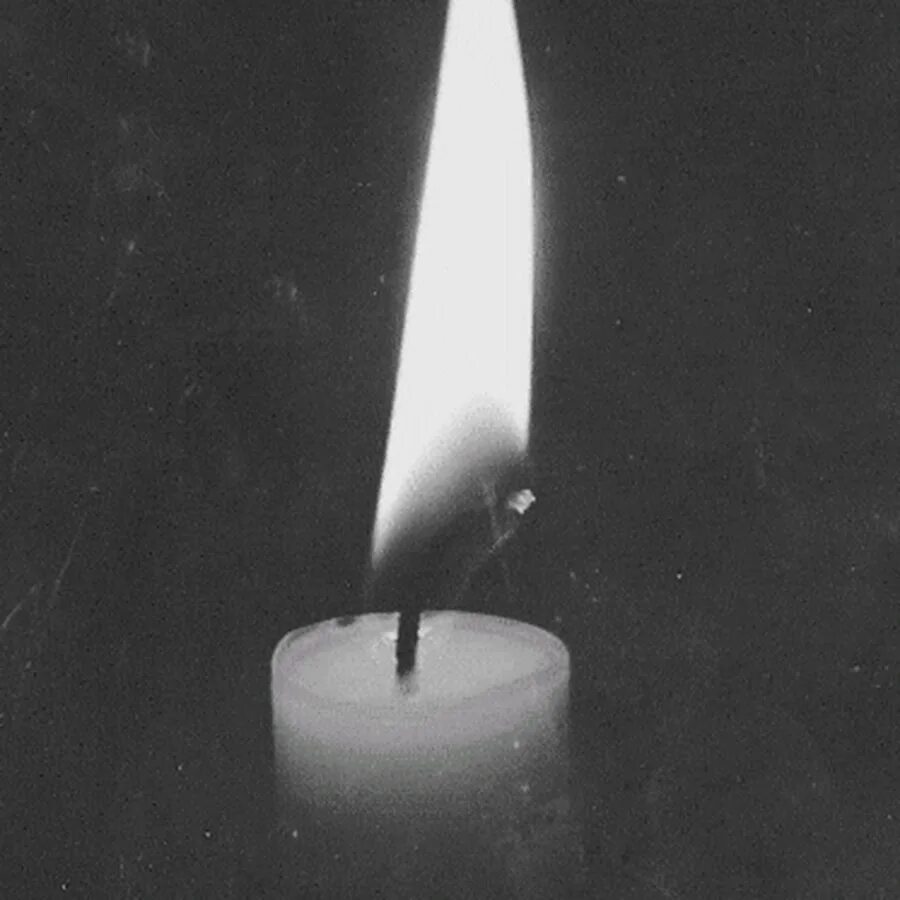 Горящие церковные свечи. Свеча памяти. В сенях трещала догоревшая свеча. Комната освещенная свечами. В сенях трещала догоревшая свеча.