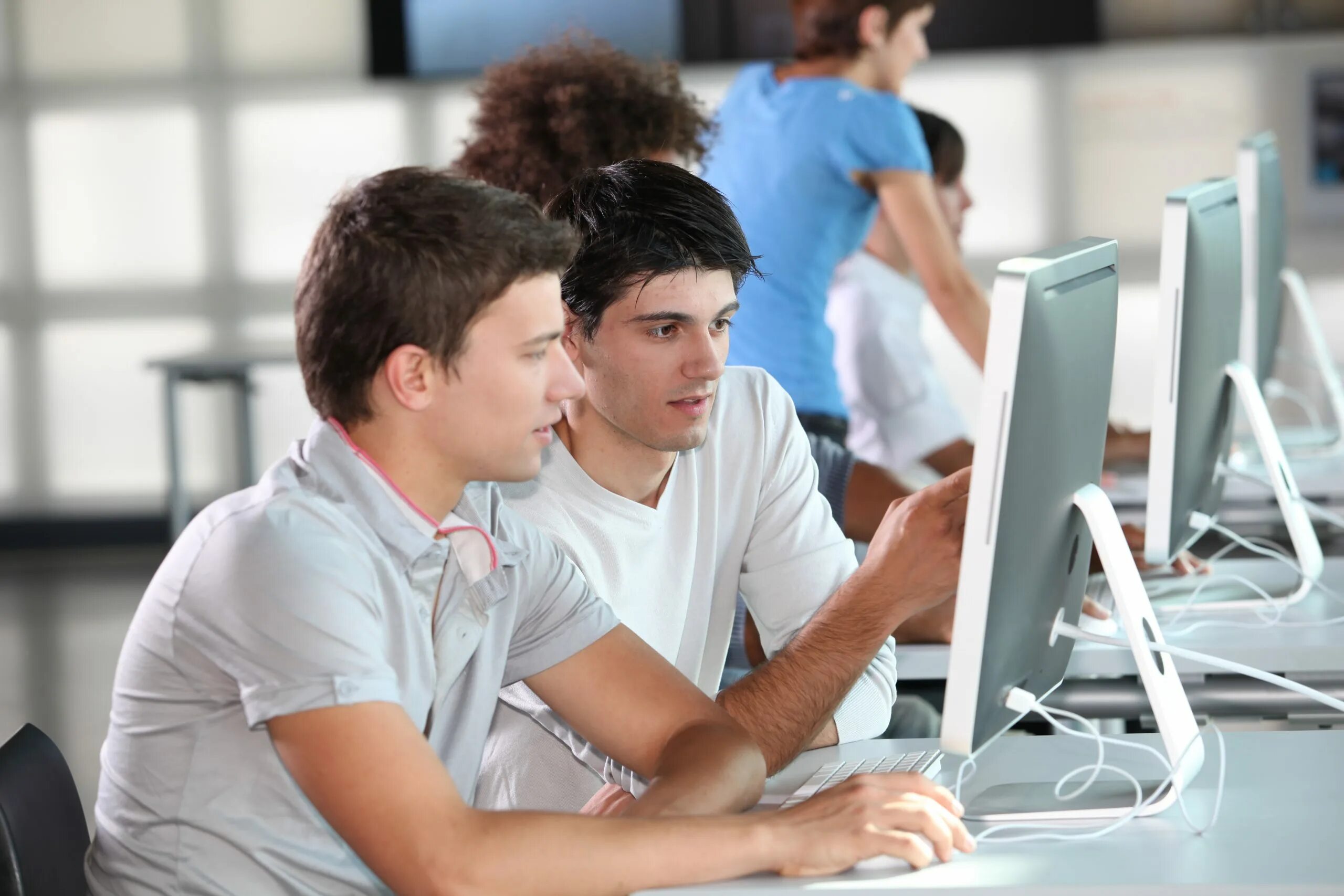 Люди работа образование. Студент с компьютером. Студент за компуктером. Студент программист. Молодежь за компьютером.