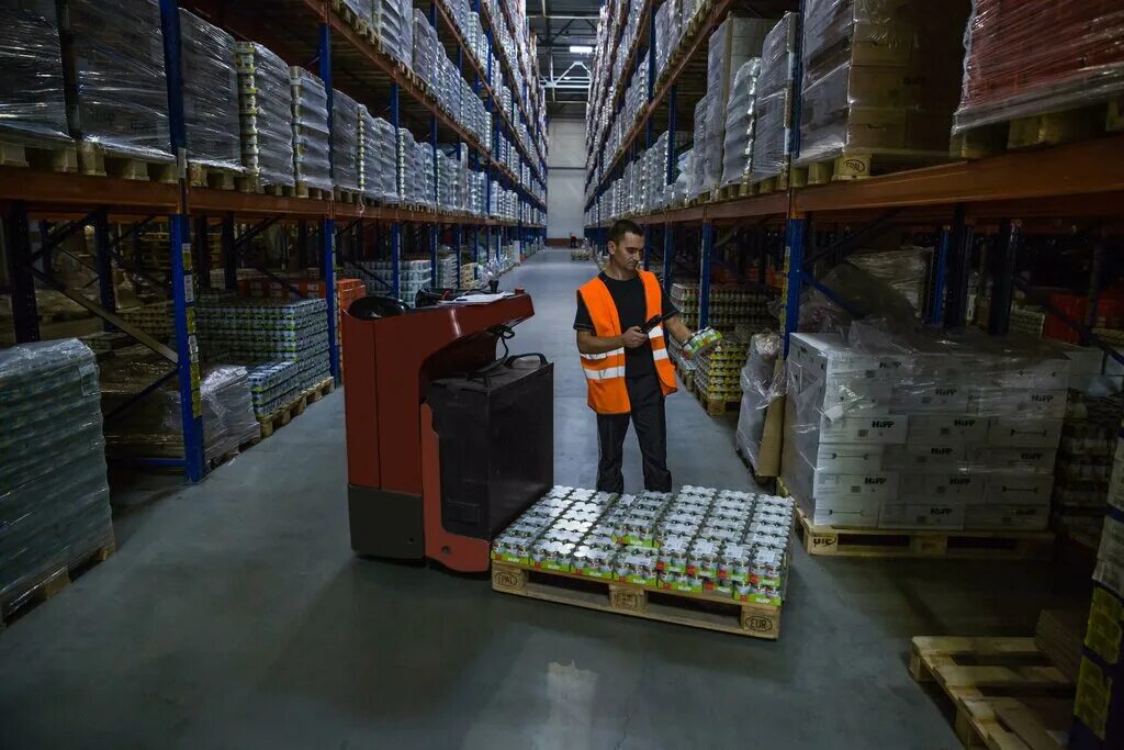 Склад логистической компании. Кладовщик на складе. Логистическая компания. Складской работник. Логист вакансии спб.
