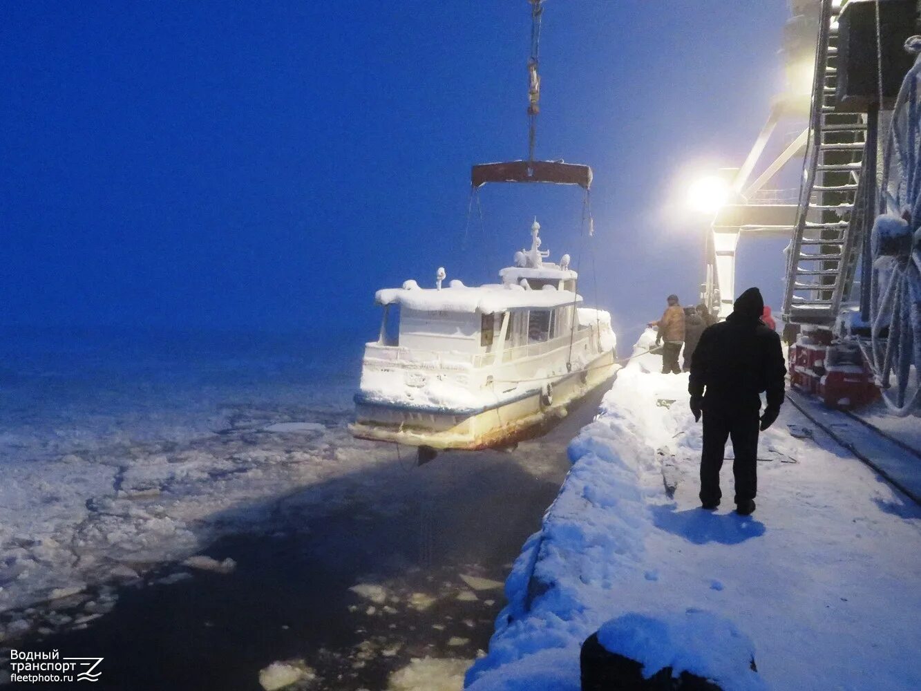 Что происходит с водным транспортом зимой. Аэроход хивус байкал. Свп нептун 23. Маломерное судно зима. Морской транспорт зимой.