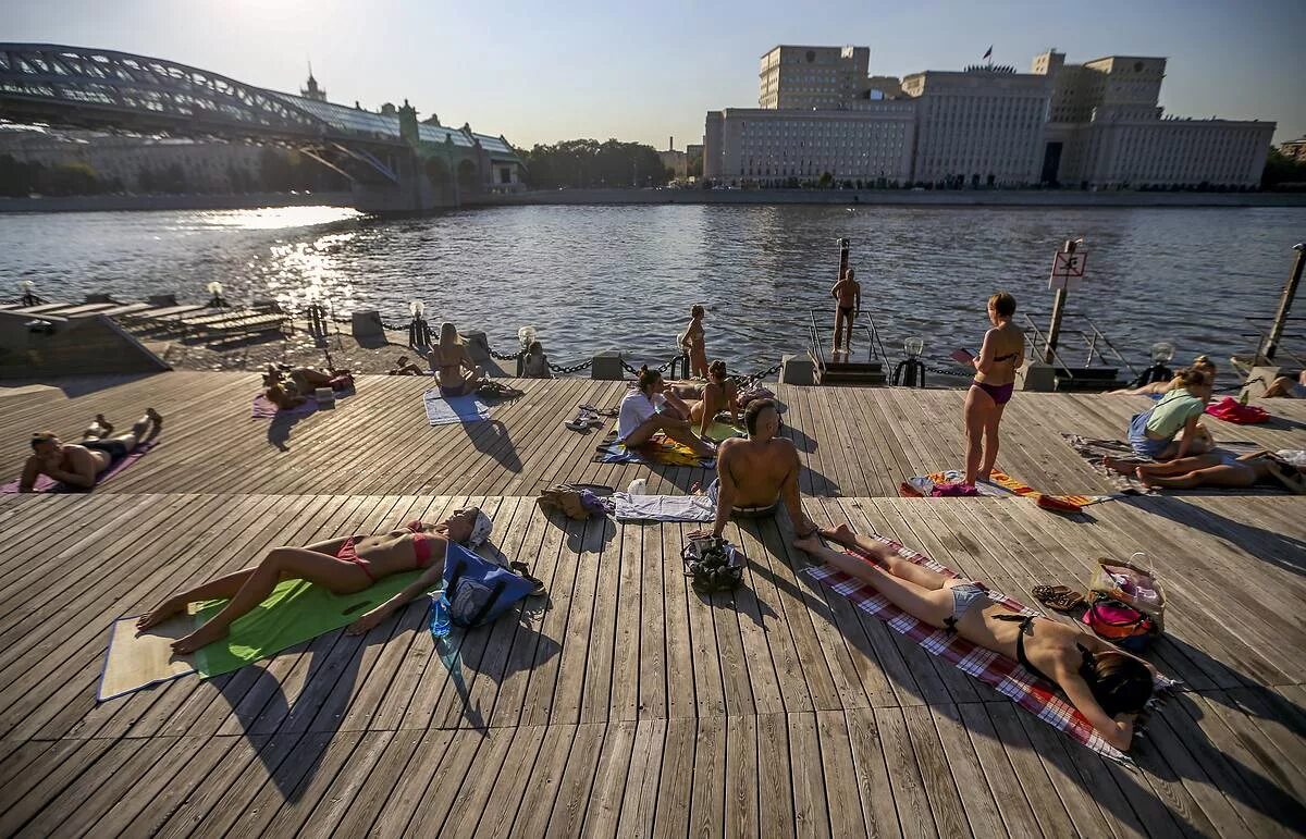 Вечерняя москва. Серебряный бор строгино пляж. Воробьевы горы парк набережная. Строгино озеро. Москва парк культуры имени горького.