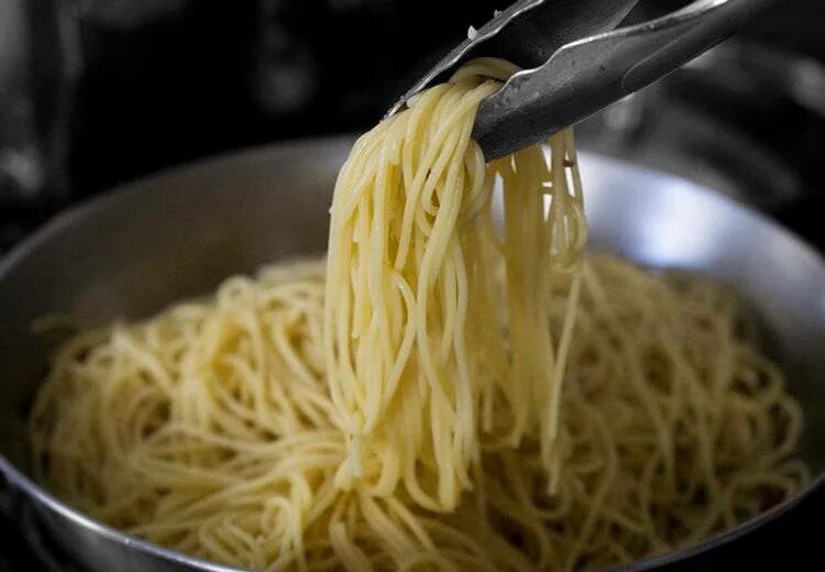 Как варить длинные макароны. Макароны вареные. Спагетти вареные. Макароны в кастрюле. Отварить спагетти.