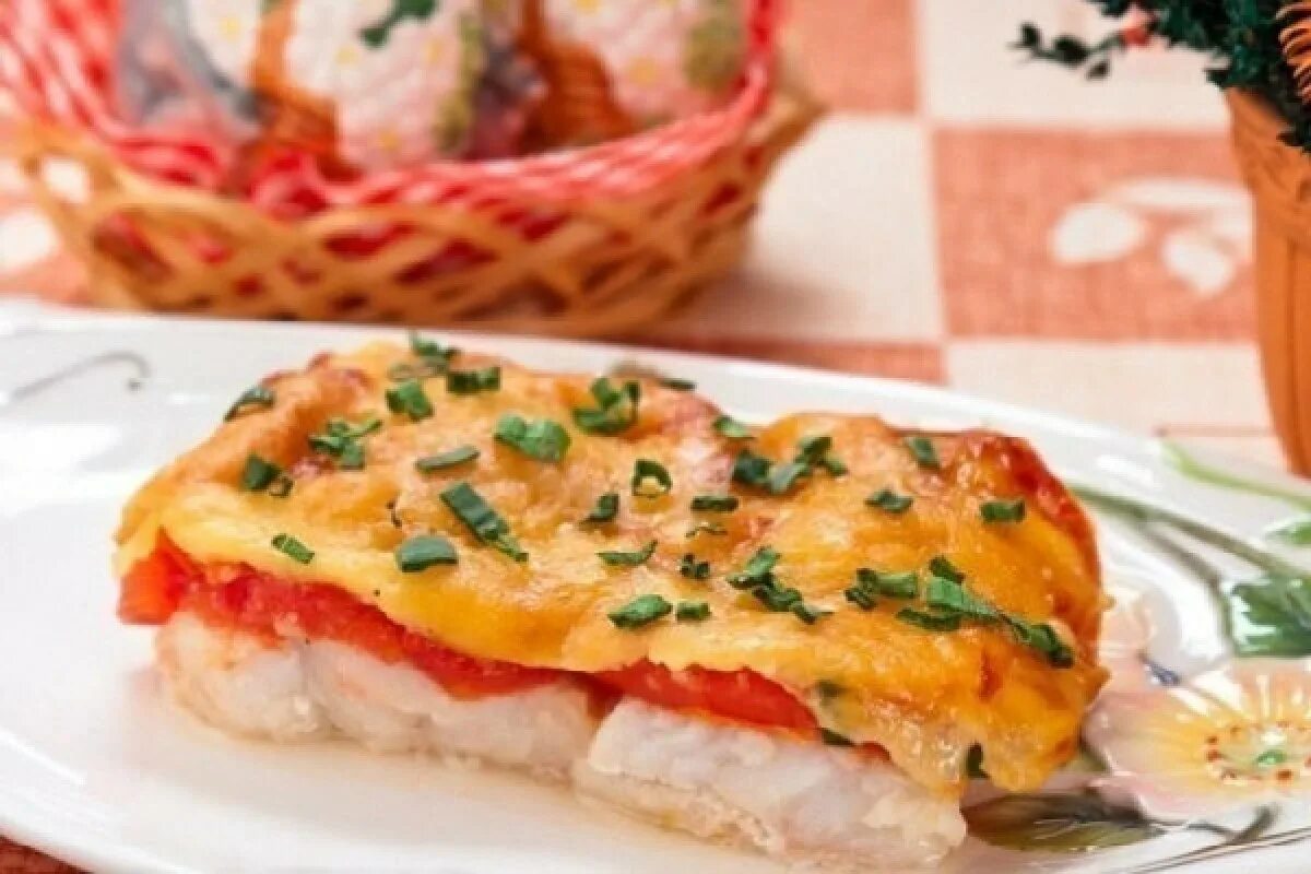 Треска в шубе. Рыба запеченная с помидорами и сыром. рыба запеченная с сыром. рыба под сырной корочкой. треска запеченная под сыром.