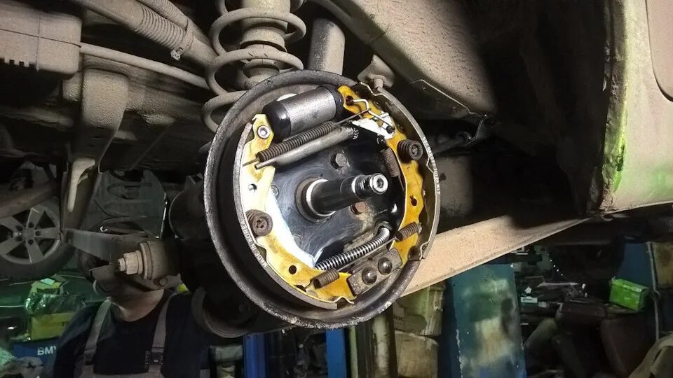 Тормоза дэу матиз. Порядок прокачки тормозов дэу матиз 0. Задние тормоза дэу матиз 1. Тормоза дэу матиз. Задние дисковые тормоза део матиз.