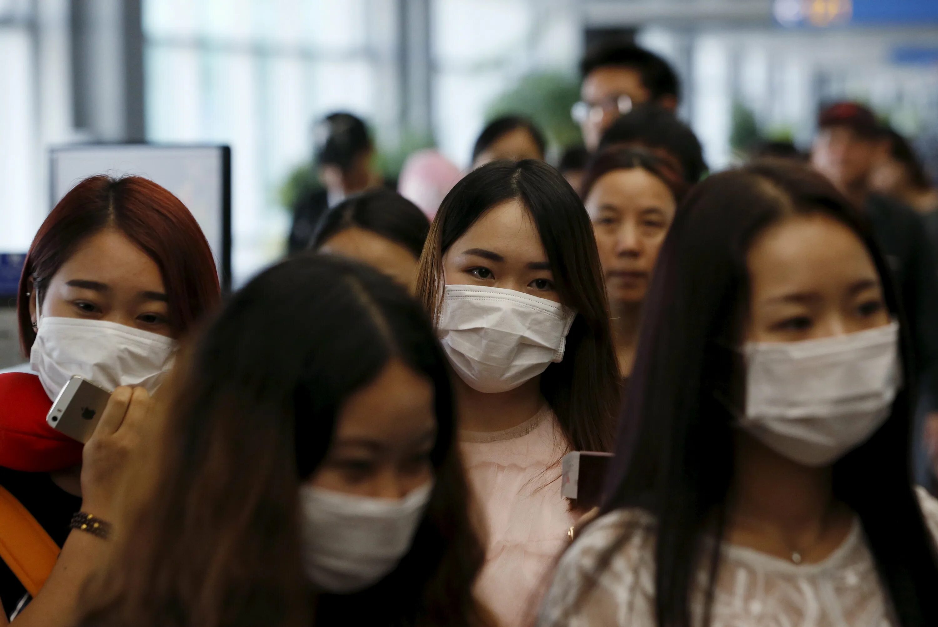 Как называется массовое заболевание людей. Маска медицинская Япония. Япония люди в масках. Японец в медицинской маске. Маска японца.