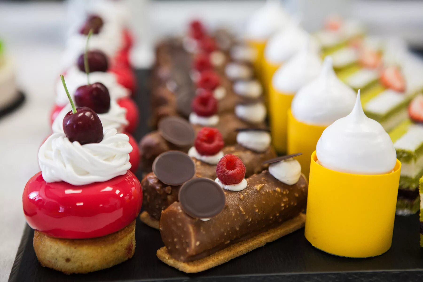 торты и пирожные. анна гордеева кондитер челябинск. пирожные в кондитерской. дегустация сладостей. кондитер пирожные.