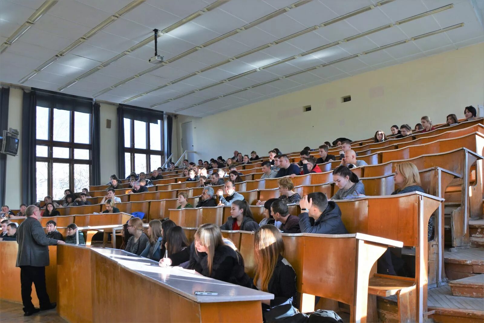 Стипендия поступающим в вуз. Стипендия студента. стипендии в российских вузах. студенты возле колледжа. вузы краснодарского края.