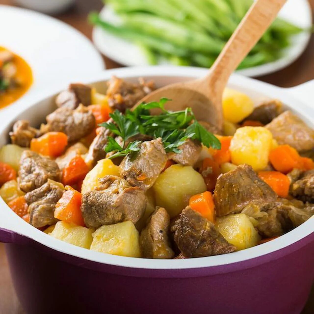 Рагу. Рагу мясные блюда. Рагу из мяса в соусе. Баклажаны с мясом. Тушеная баранина лопатка.