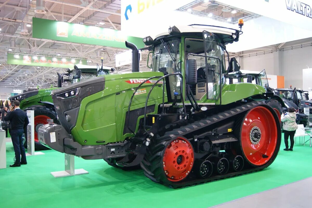 Игроки трактора 2024. Fendt 938 MT. Трактор Фендт гусеничный. Фендт гусеничный МТ 1167. Fendt 1167 Vario MT.