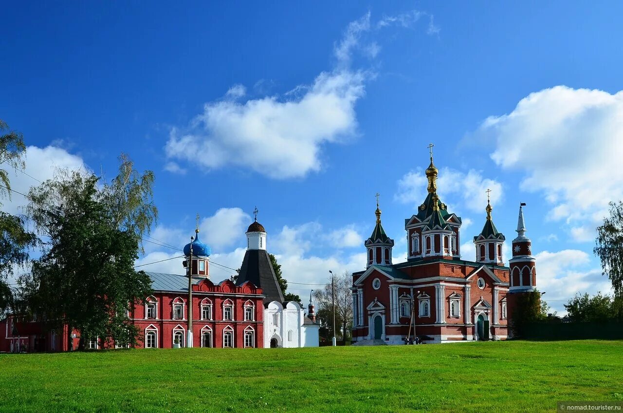 Успенский брусенский монастырь. Успенский Брусенский женский монастырь. Брусенский женский монастырь Коломна. Брусенский монастырь Коломенского Кремля. Успенский Брусенский монастырь вид сверху.