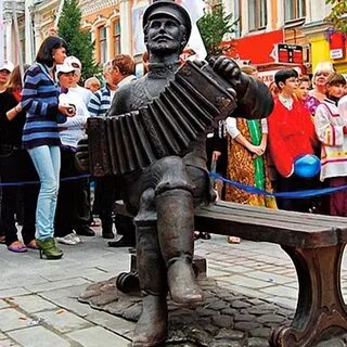 Памятник гармонисту