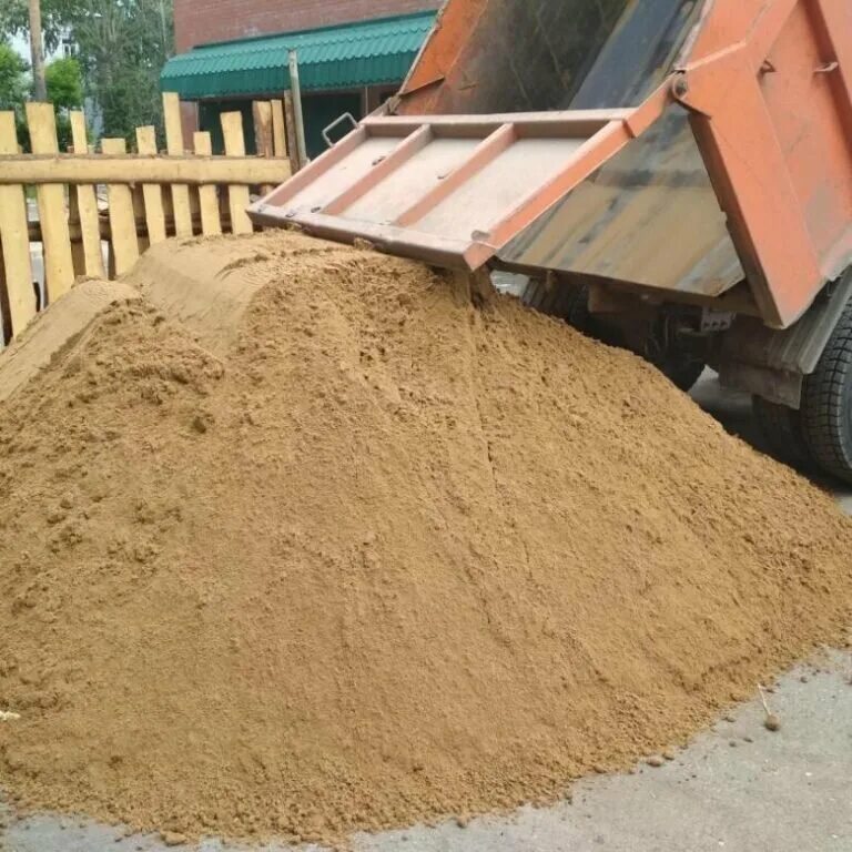 Песок речной камаз. Машина с песком. Гравий пгс камаз. Камаз самосвал выгрузка. Камаз с щебнем.