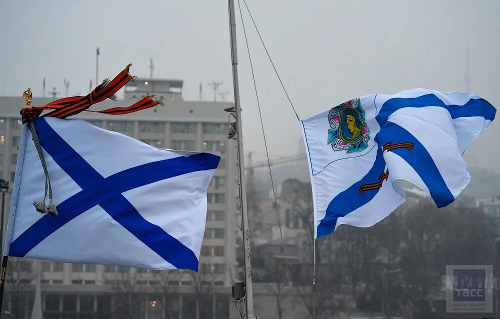 Флаг ВМФ РФ. Гвардейский орденский военно морской флаг. Флаг Гвардейский Андреевский ВМФ. Андреевский флаг Гвардейский орден Нахимова. Траурный флаг рф