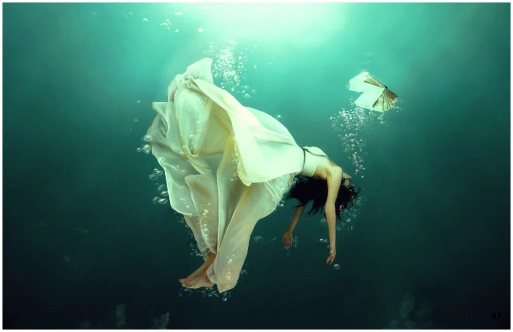 Девушка в воде. Девушка тонет в воде. Девушка упавшая в море. Девушка упавшая в море. Девушка тонет в воде.