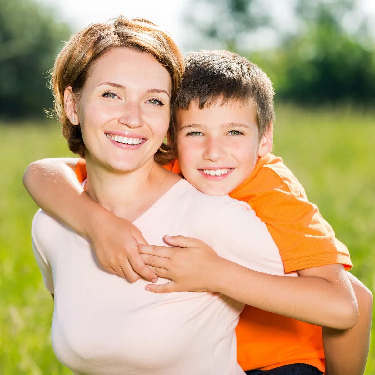 Mom and father. Женщина с ребенком. Мать с ребенком. Счастливая мама с ребенком. Счастливые дети и взрослые.