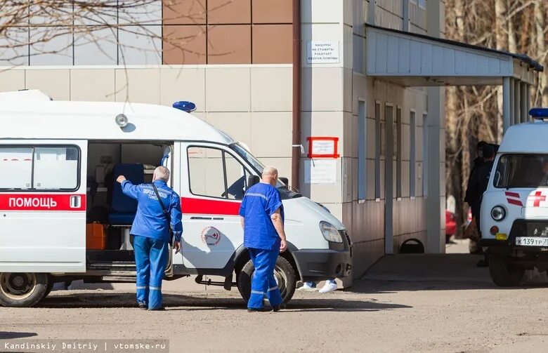 Выплаты скорая 2025г. Сотрудник скорой с косой. скорая фото томск.