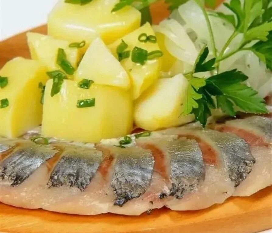 Сельдь по русски. Селедочка с картошечкой и лучком. селедочка с картошечкой. сельдь с картофелем. селёдка с картошкой и луком.