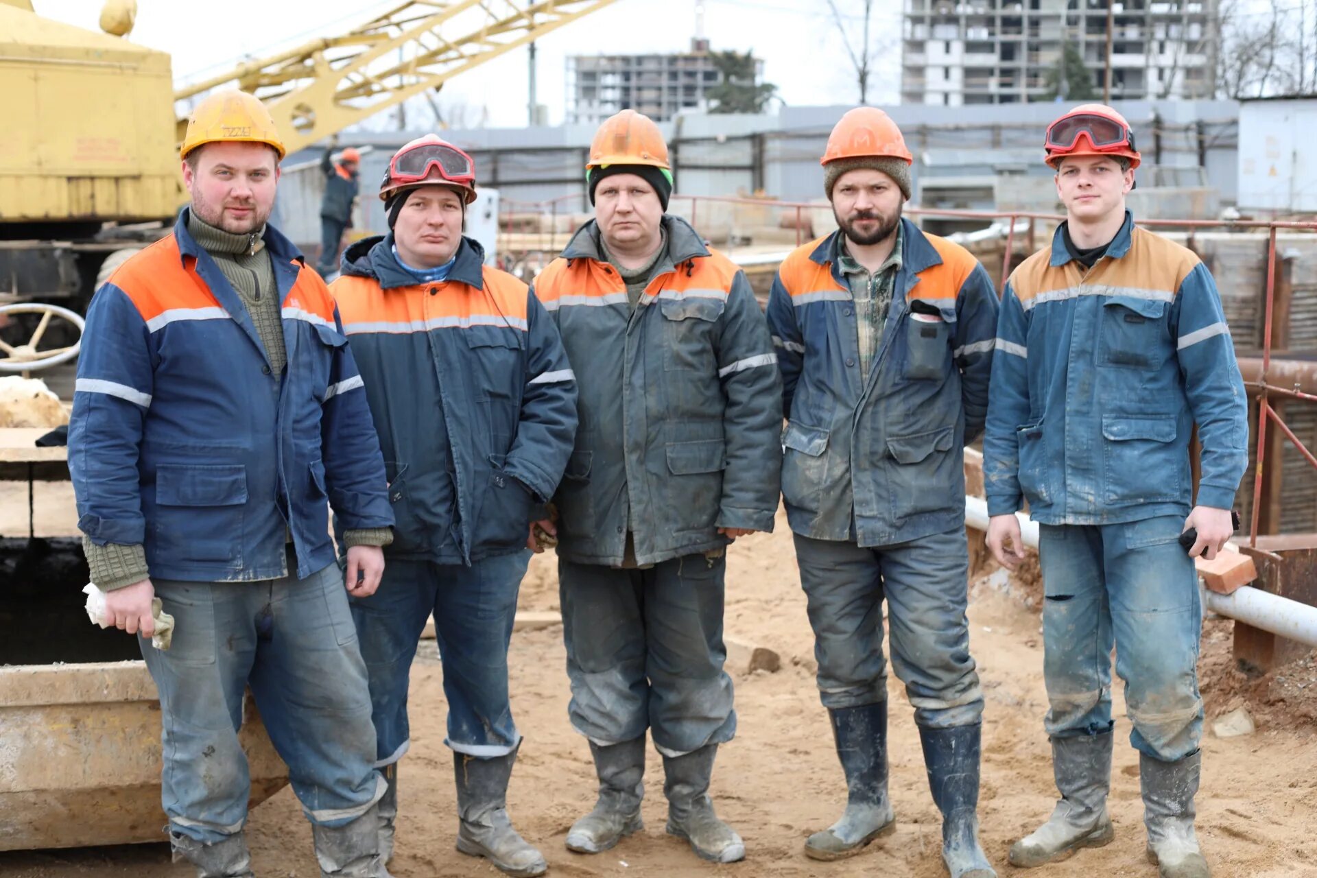 Разнорабочий мытищи. Приспособление для очистки кровель от снега. Люди на стройке. Разнорабочий мытищи. Инженер на стройке.