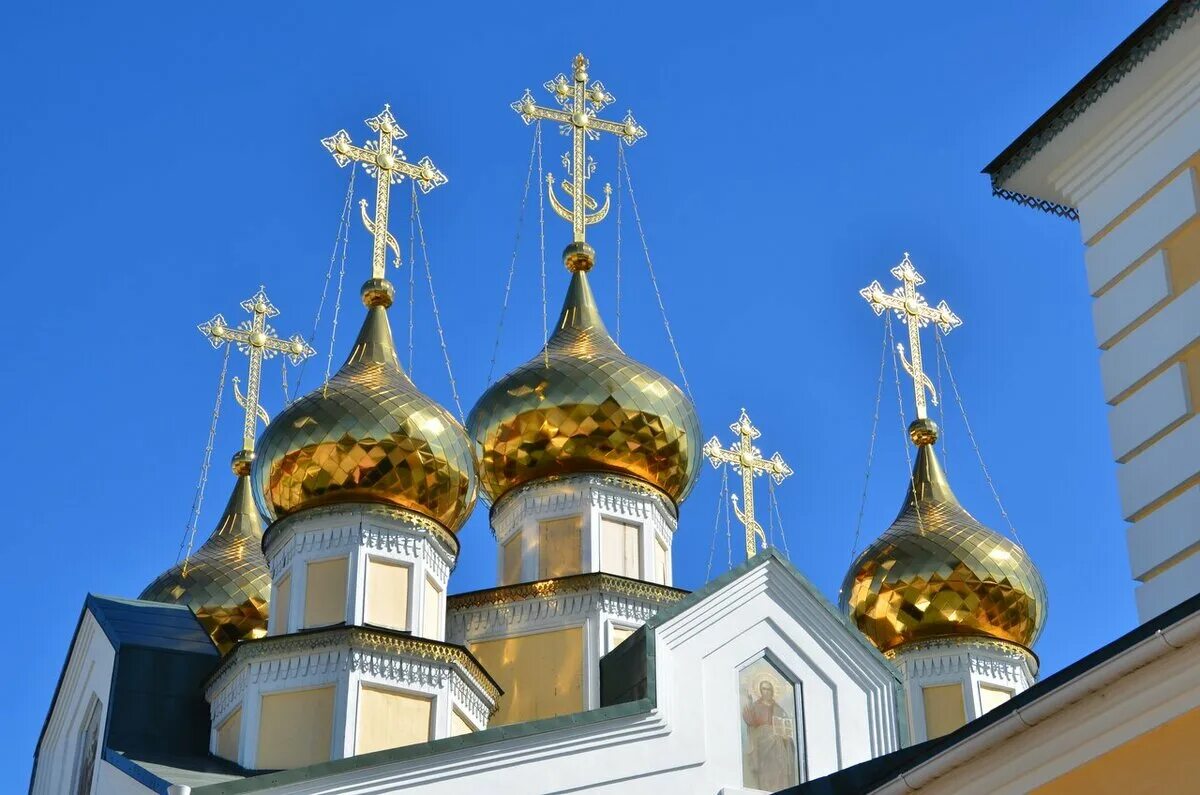 Фото куполов храмов. Купол церкви Бронницы. Православный храм с золотыми куполами.