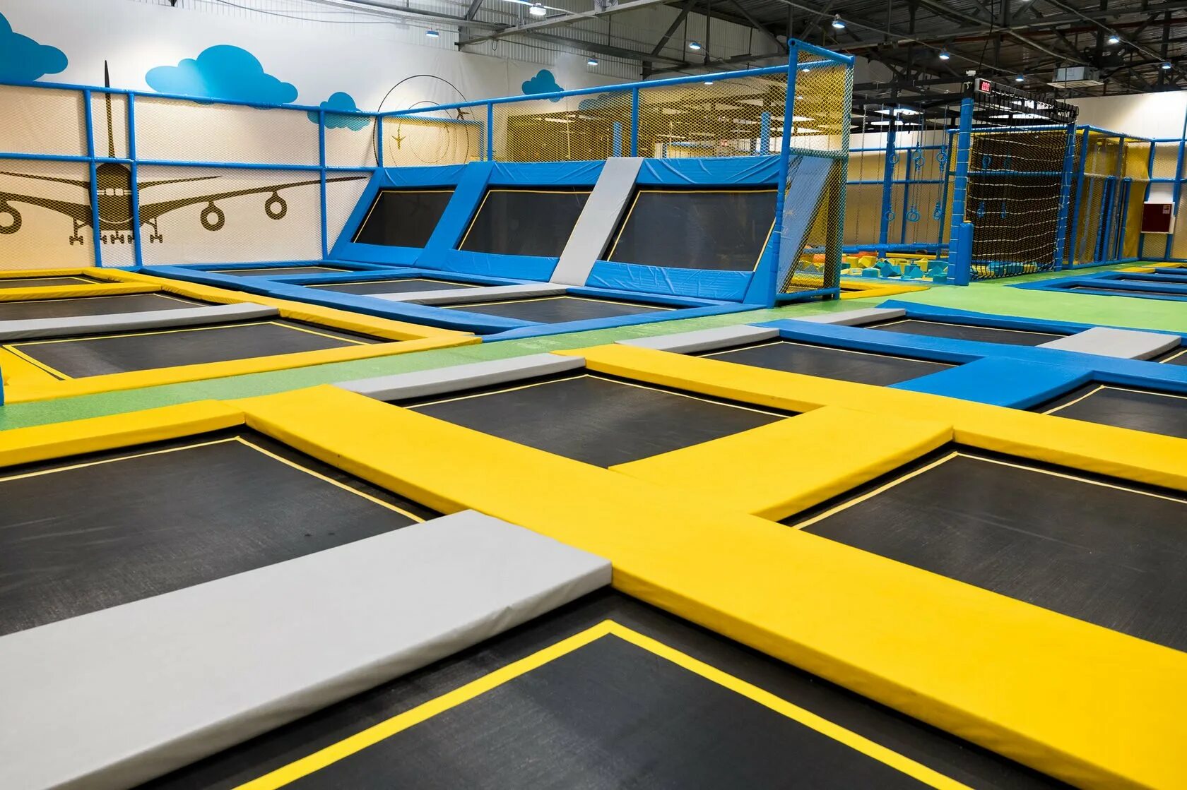 Батутный центр миасс экотайм. Батутная арена псков. Батуты курск. Батуты курск централ парк. Батутный центр орел гринн.