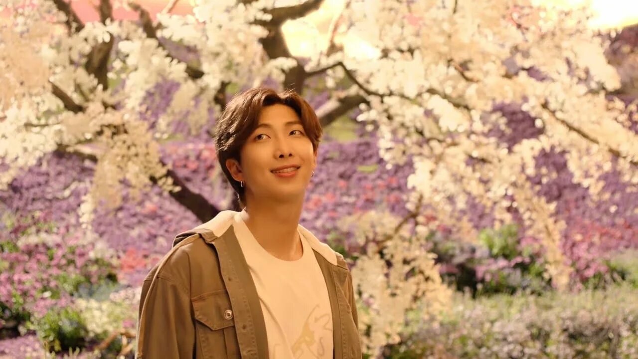 Stay gold bts. Zoloto обложка. Bts stay gold. Стэй бтс. Чимин в stay gold.