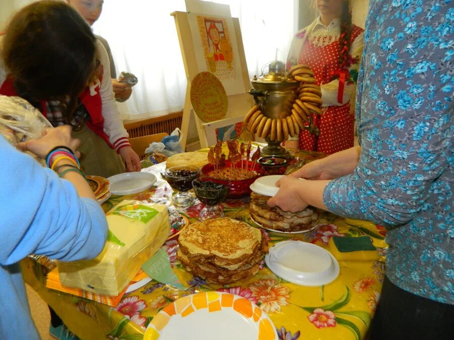 Стол на масленицу в детском саду. Стол на Масленицу. Украшение стола на Масленицу. Угощения на Масленицу. Декор стола на Масленицу.