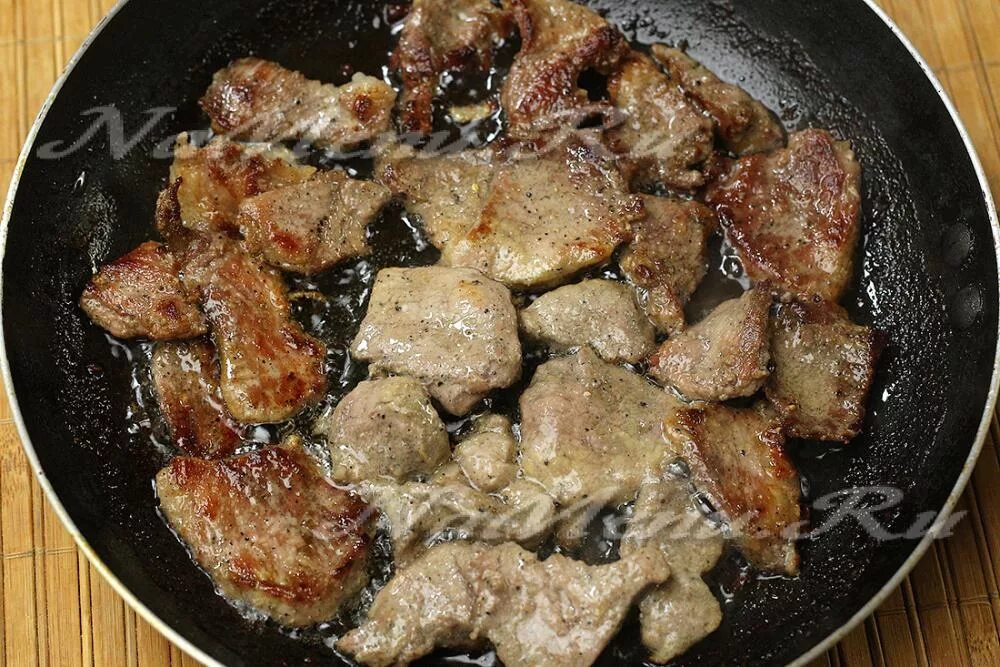 Сколько жарить свиную шею на сковороде. Свиная шейка на сковороде кусочками. жареная шея свинины на сковороде. жареная свинина с луком на сковородке. жареная свинина на сковороде с луком.
