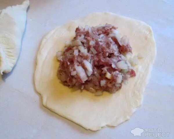 Самса из слоеного теста с фаршем. Самса из фарша как сделать тесто. Самса из слоеного теста с фаршем. Minor somsa. Самса квадратная.