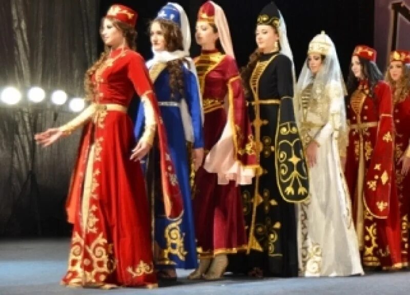 Национальный костюм карачаево черкесии. Балкарское национальное платье. Национальный костюм кабардинцев традиционные и современные. Государственный академический ансамбль "кабардинка". Женский костюм северного кавказа.