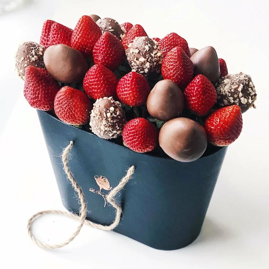 Клубника в шоколаде в коробке. Клубника в шоколаде в коробке. Клубника в шоколаде. Коробки для клубники в шоколаде. Коробка с клубникой в шоколаде.