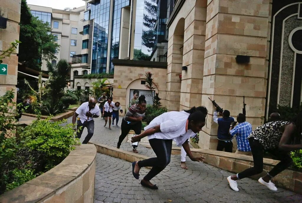 Нападение на отели. Нападение в Найроби 2019. Человек выбегает из здания. Выбегающий человек.