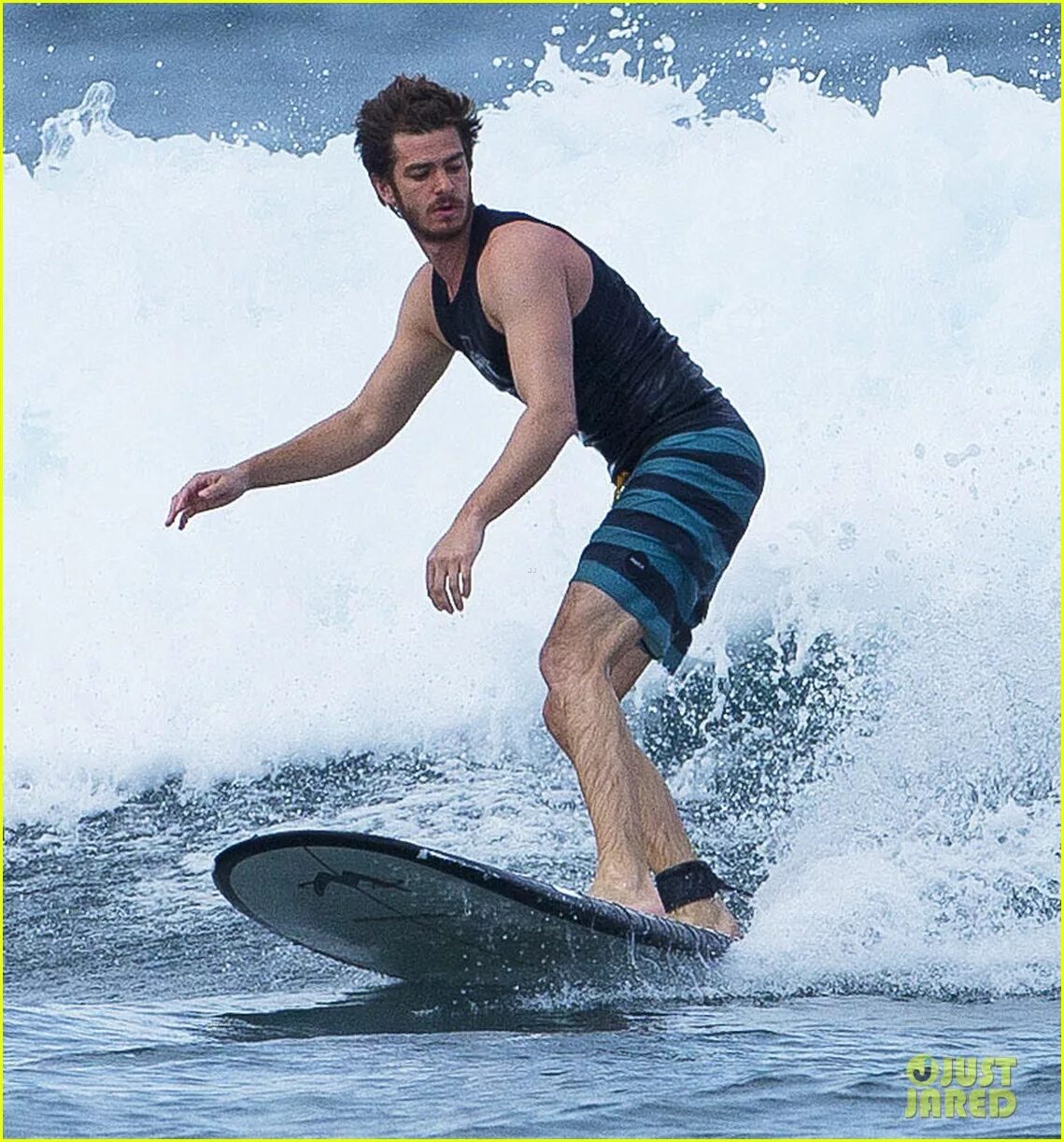 Andre stone. Эндрю Гарфилд серфинг. Энди Стоун. Эндрю Гарфилд серфинг фото. Andrew Garfield in Beach advertisement.