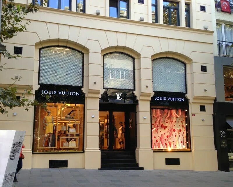 Louis turkey. Луи Виттон Стамбул Нишанташи. Louis Vuitton Turkey. Louis Vuitton Стамбул. Здание Луи витон в Стамбуле.