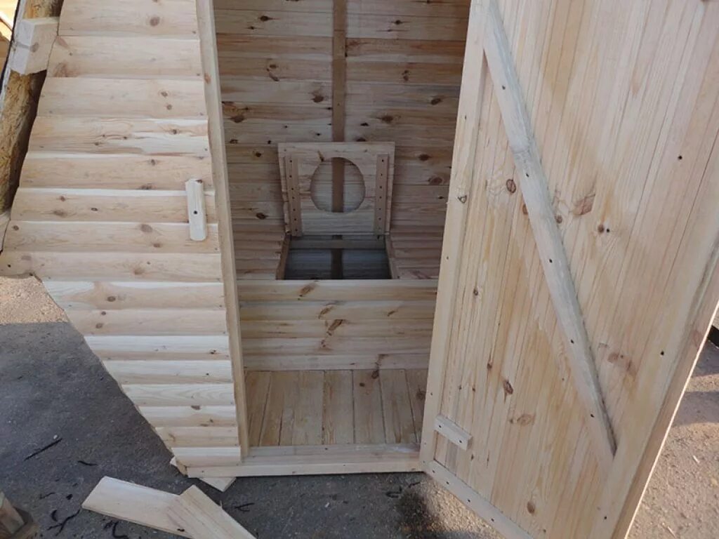 Туалет для дачи. Туалет дачный. Туалетный домик для дачи. Туалет дачный деревянный.