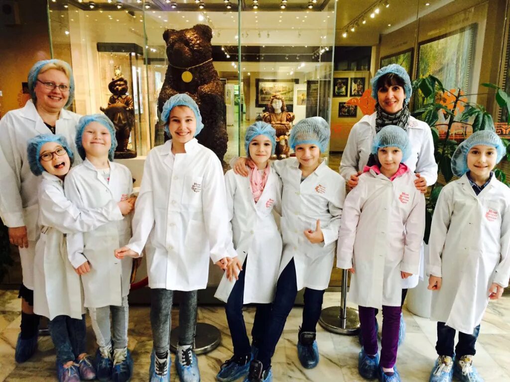 Дегустатор шоколада. Шоколадная фабрика питер самойловская. Шоколадная фабрика рот фронт экскурсия. Шоколадная фабрика в москве бабаевский. Фабрика шоколада москва.