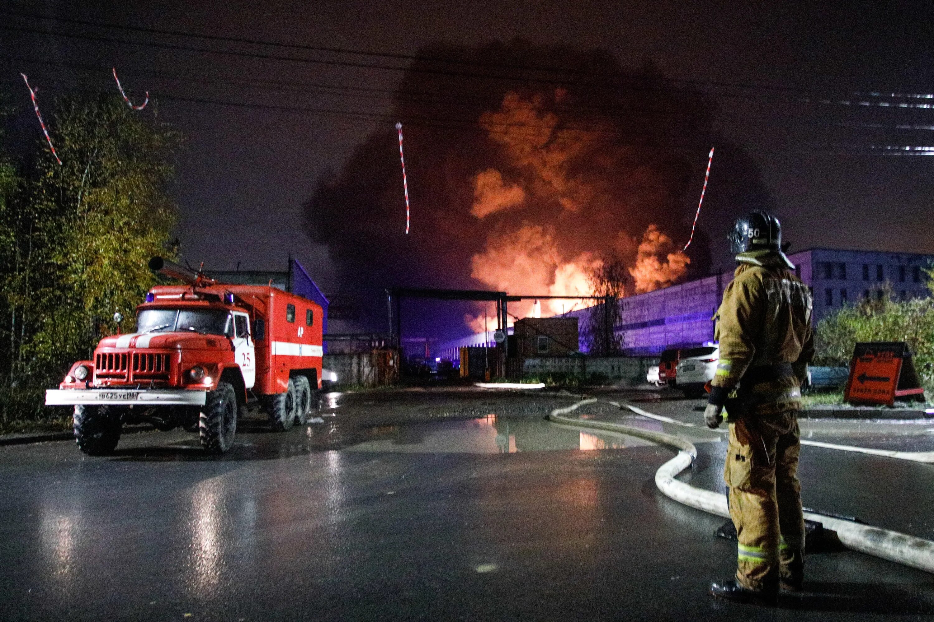 Пожар на складе в Колпинском районе Санкт-Петербурга. Пожар фото. Пожар в СПБ сейчас. Пожар в Металлострое.