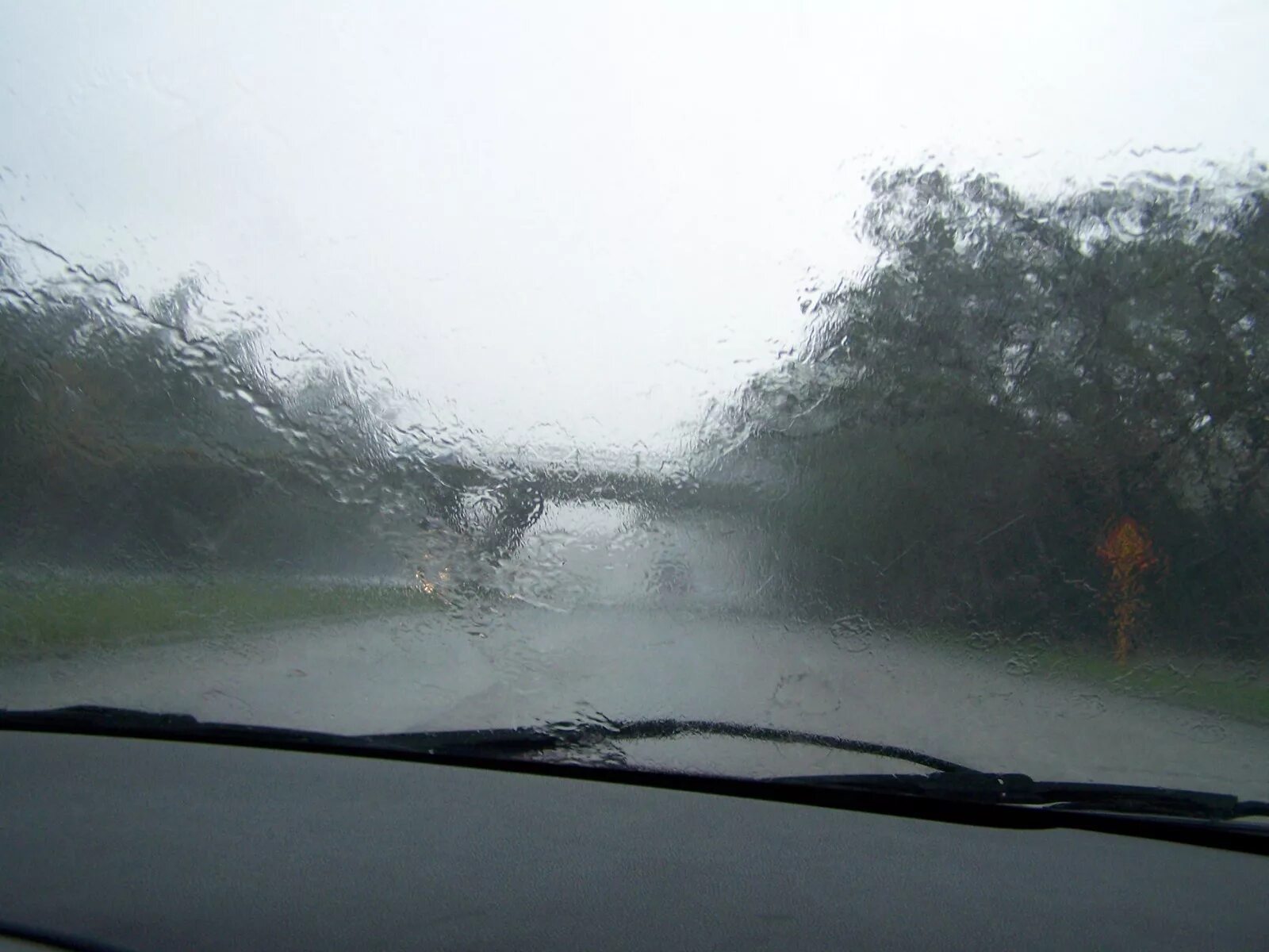 Хорошо в машине в дождь. Машина на трассе в дождь. Ливень на дороге. Вид из окна машины дождь. Ливень машина.