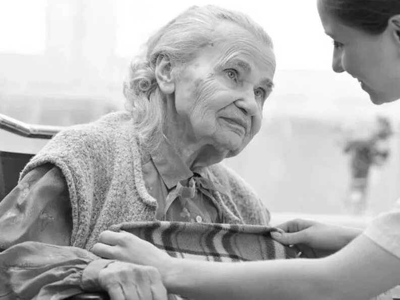 Пожилые мамы видео. Проект для пожилых людей. Люди которым 80 лет. Медсестра с пожилым человеком. Пожилые люди и технологии.