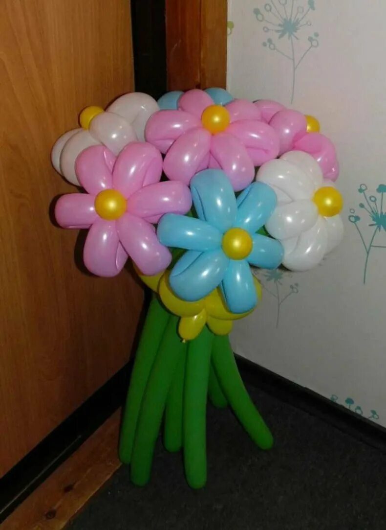 Букет из шаров. Цветочки из шариков. Букет из воздушных шаров ромашки. Ромашки из шариков.