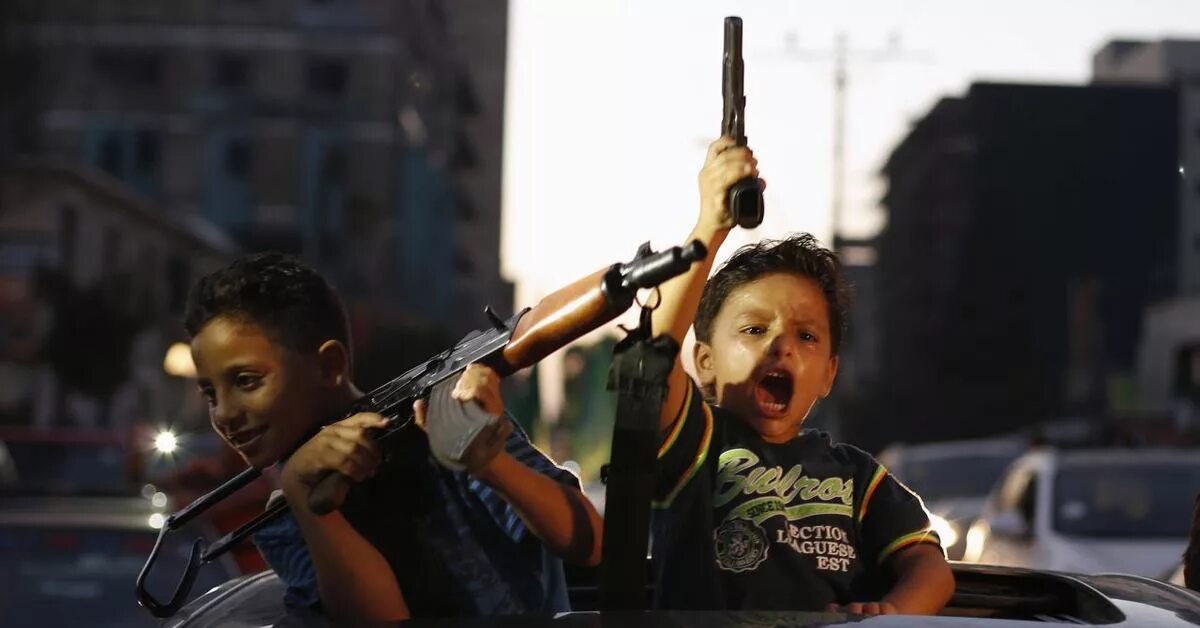 Пистолеты для детей. Малыш с пистолетом. Палестинские дети с оружием. Детка с пистолетом. Песня детка опаснее черного