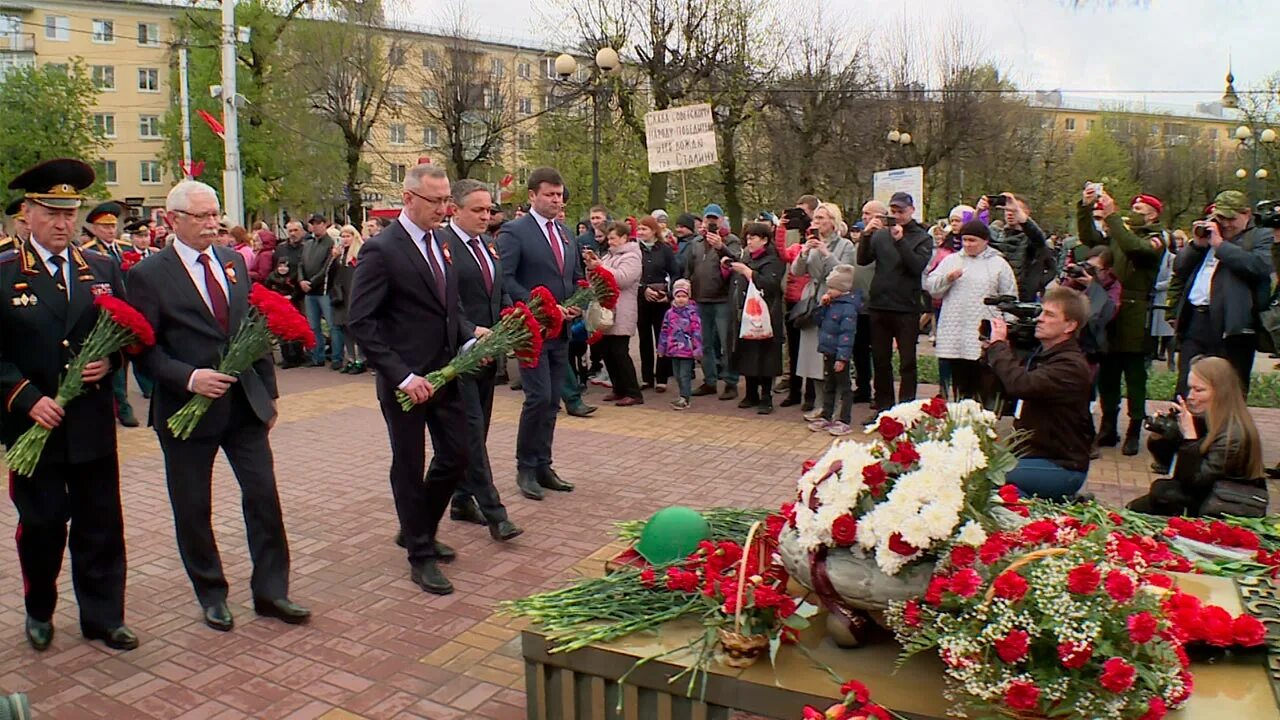 Во сколько начинается митинг 9 мая. Митинг ко дню победы. митинг день победы в калуге. калуга день победы. торжественный митинг.
