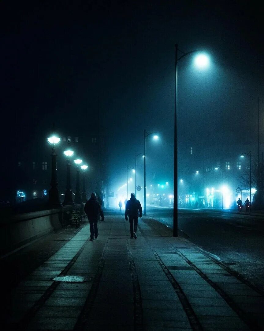Ночная улица. Человек ночью на улице. Человек ночью в городе. Ночная улица под фонарями.