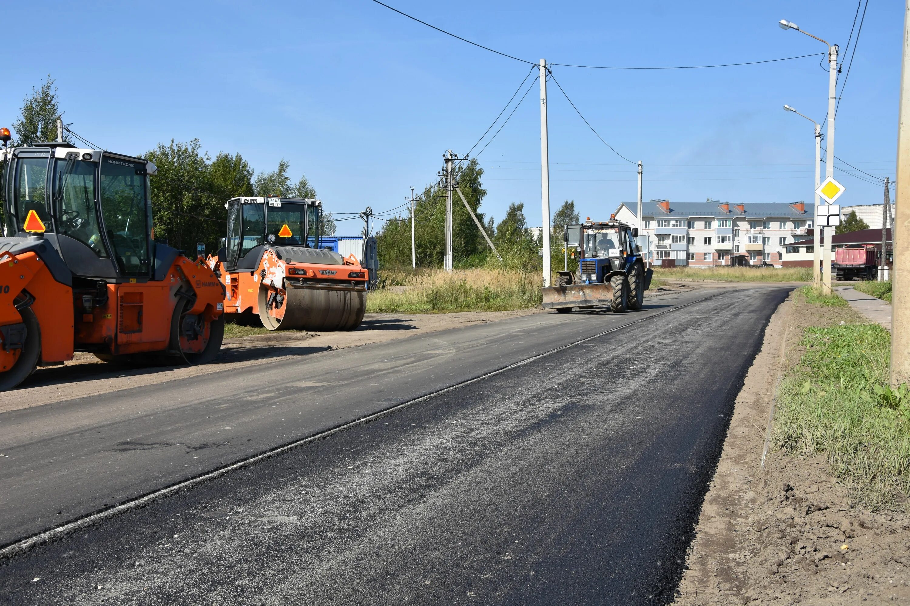 Реконструкция автодорог. Укладывают асфальт. Укладка асфальта. Ремонт дороги.